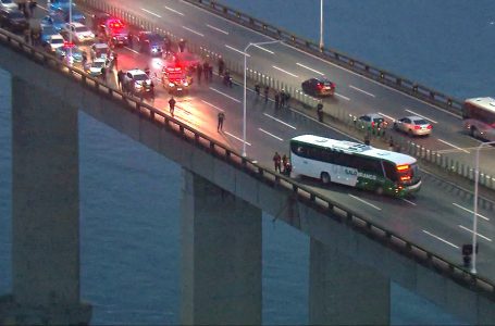 Homem armado faz reféns em ônibus na Ponte Rio-Niterói, que está fechada