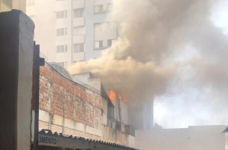 Restaurante pega fogo e prédio é evacuado no Centro de Londrina