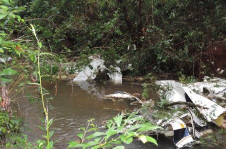 Casal e duas filhas morrem após avião cair dentro de rio em área rural no Paraná