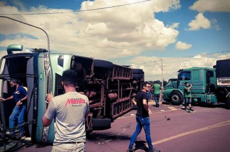 Acidente entre Caminhão e um ônibus com funcionários na BR-369 em Cambé