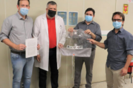 Arapongas recebe doação de capacetes de oxigenação da UEM, para combate a COVID-19