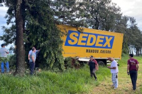 Acidente com caminhão dos correios, na PR-323 em Sertanópolis, deixa um morto