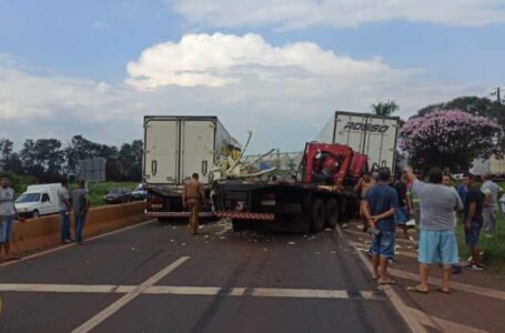 Acidente entre três caminhões deixa motorista ferido em Rolândia
