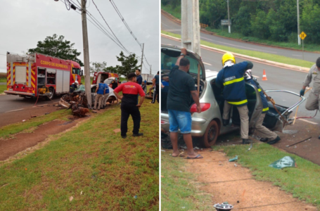 Carro fica destruído após atingir poste na zona norte de Londrina