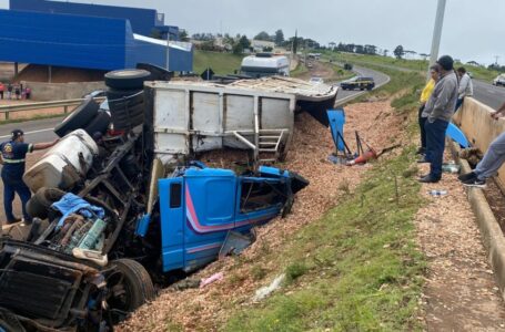 Cabine de carreta fica destruída em acidente na BR-376, em Mauá da Serra