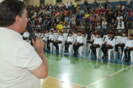 Prefeito anuncia implantação da disciplina cívico-militar na Escola Municipal Alzira Horvatich