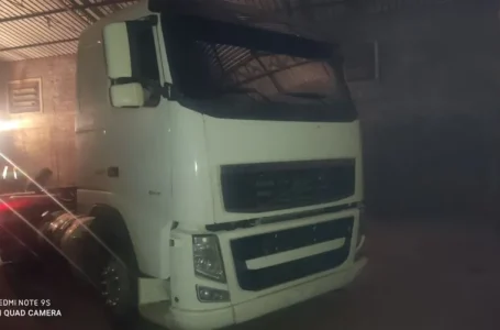 Caminhão roubado em SP é recuperado dentro de barracão em Apucarana