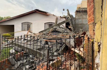 Em Apucarana,  um muro desaba em cima de casa e deixa idosos feridos