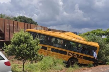 Acidente entre trem e ônibus escolar mobiliza equipes de socorro em Jandaia