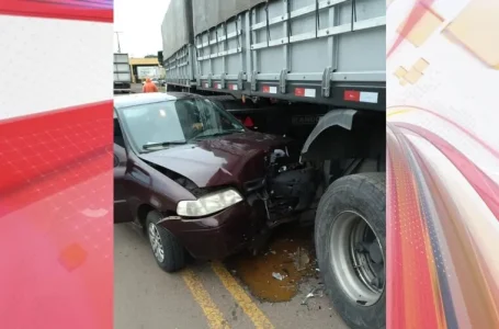 Em Arapongas, Carro para embaixo de caminhão após acidente na BR-369.