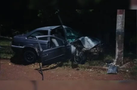 Em Apucarana, Motorista pula antes de carro bater contra poste.