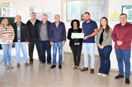 Vice Jair Milani prestigia repasse de R$ 20 mil do Instituto Cocamar para a Sagrada Família de Arapongas