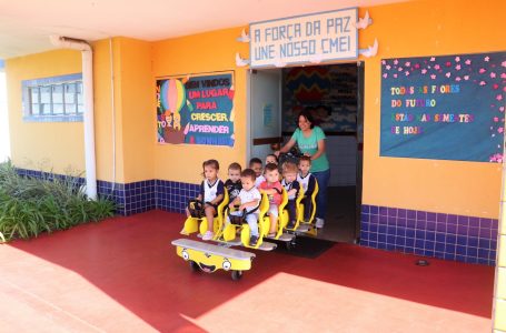 Carrinho de transporte coletivo é atração entre alunos da Educação Infantil