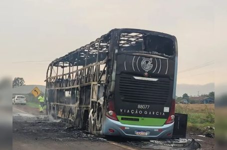 Ônibus de passageiros fica destruído após pegar fogo em Rolândia