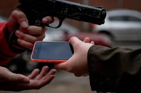 Dupla armada com revólver rouba dinheiro e celulares, em Arapongas