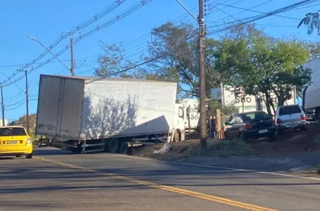 Caminhão baú interdita parcialmente a BR-376 em Apucarana