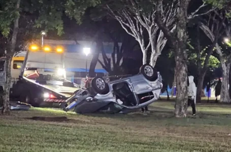 Motorista perde controle, invade rotatória e capota com carro em Maringá