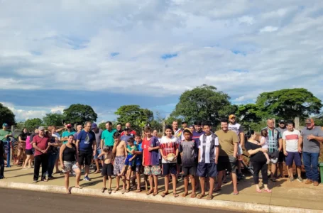 Moradores fazem ato contra fim de campo de futebol na Vila Reis