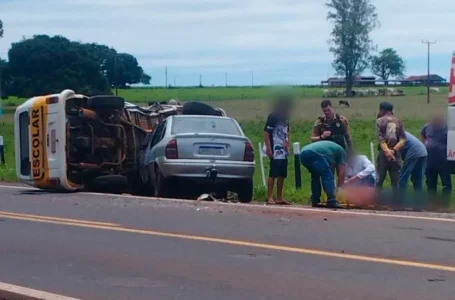 Acidente com Kombi escolar lotada de crianças em rodovia no PR