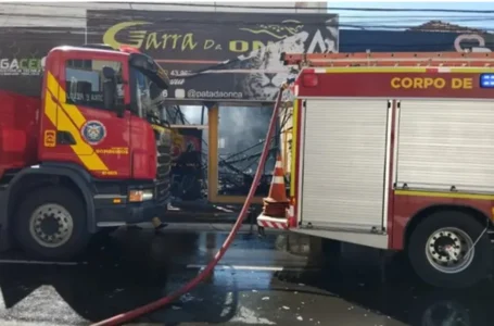 Incêndio destroi três lojas de grande porte em Arapongas
