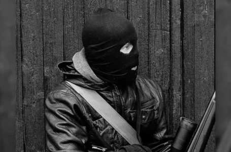 Ladrão escala muro e furta 9 celulares de espetaria no centro