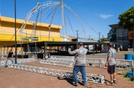 Apucarana inicia montagem de palco para festa de aniversário