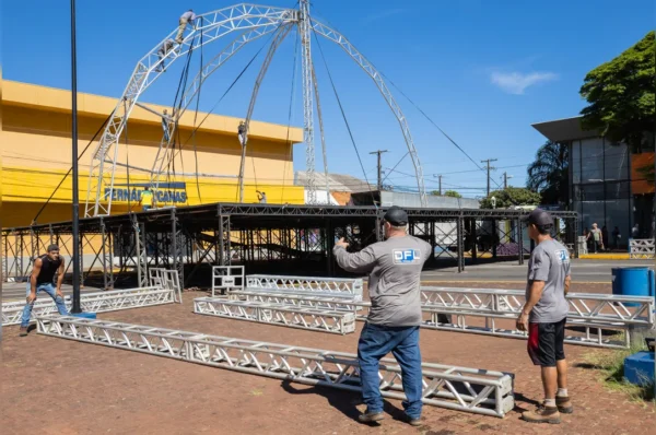 Apucarana inicia montagem de palco para festa de aniversário
