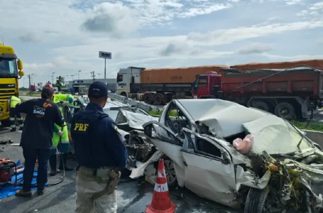 Engavetamento entre três veículos bloqueia trecho da BR-116