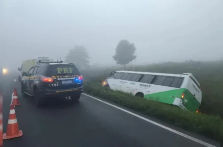 Ônibus da saúde com 20 pacientes a bordo tomba e deixa feridos no PR