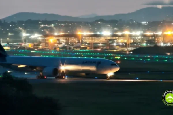 Avião da Latam aborta decolagem e passageiros relatam pânico