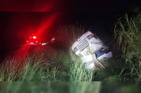 Caminhão capota na PR-218 em Arapongas e deixa motorista ferido