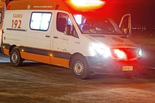 Motorista fica ferido após bater carro na traseira de caminhão em Arapongas